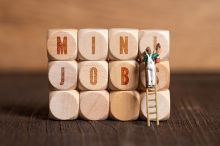 Foto: Holzwürfel mit Aufschrift Miniob