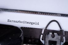 Foto: Schreibmaschine mit Aufschrift Kurzarbeitergeld